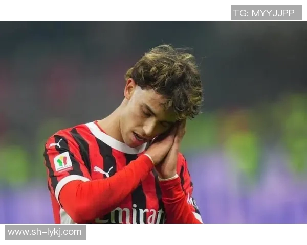 模仿足球球星经典表情展现球场内外欢乐瞬间